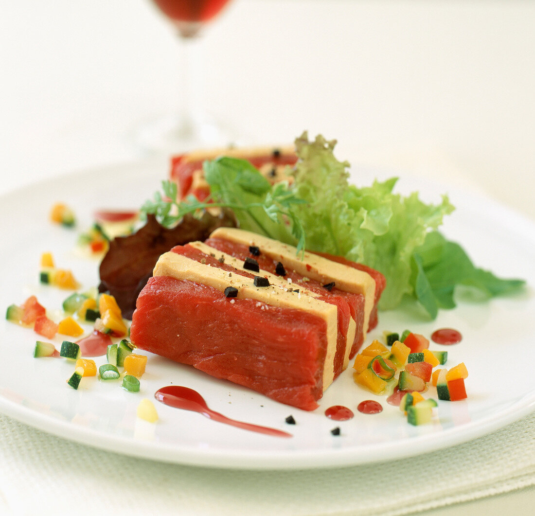 Mille-feuille aus rohem Rindfleisch und Foie gras