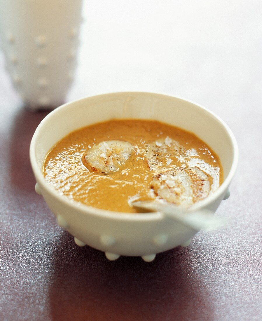 Kürbissuppe mit gebratenen Jakobsmuscheln in Scheiben