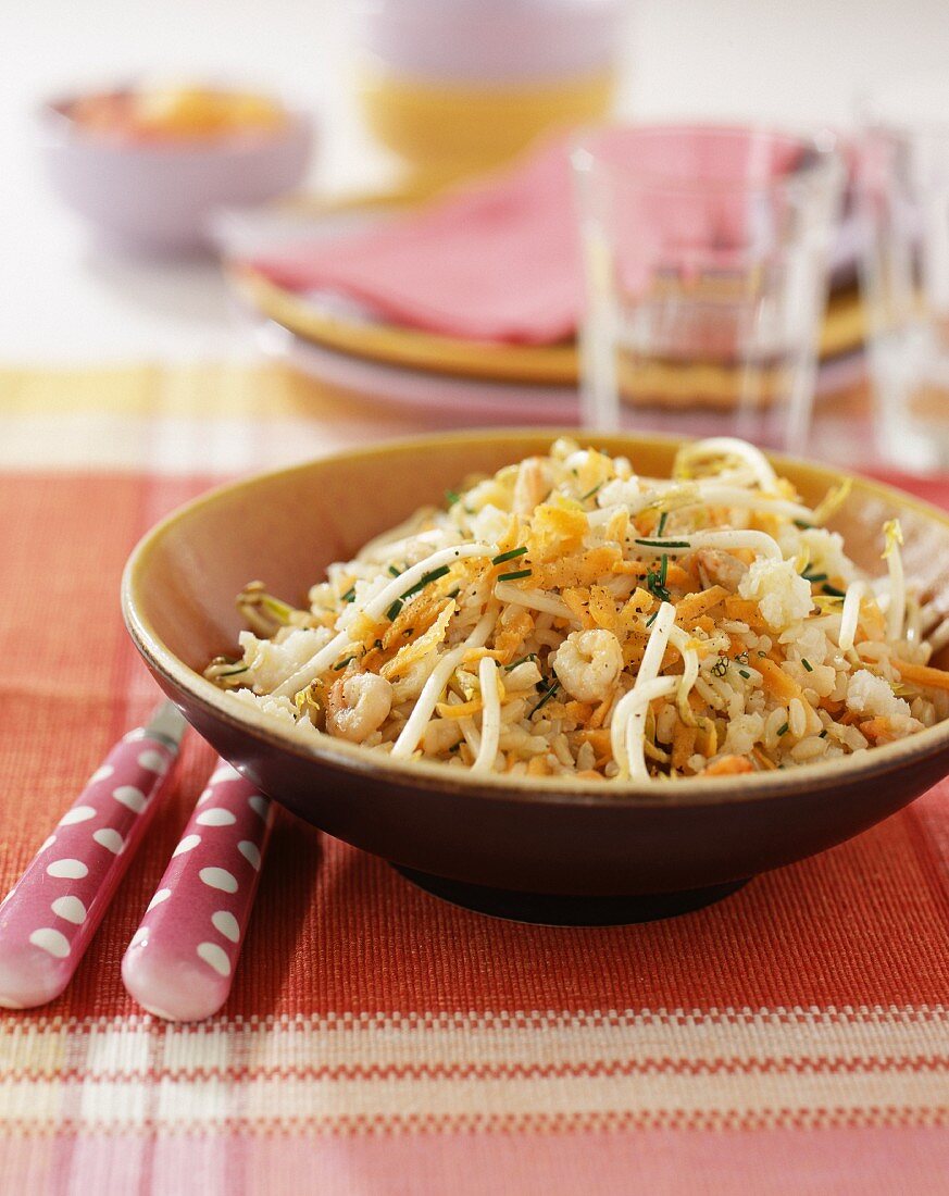 Reissalat mit Garnelen, Sojasprossen und Karotten