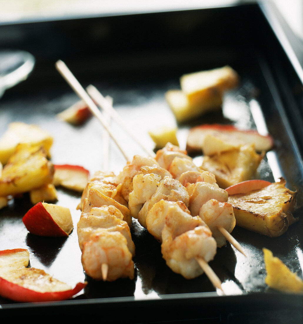 chicken and shrimp brochettes with fruit à la plancha