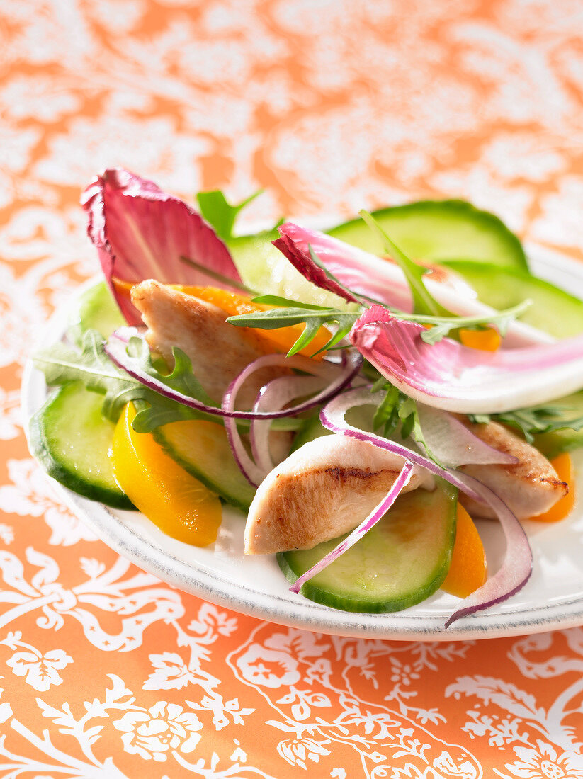 Salat mit Gurke, Hähnchen, roten Zwiebeln und Pfirsichen