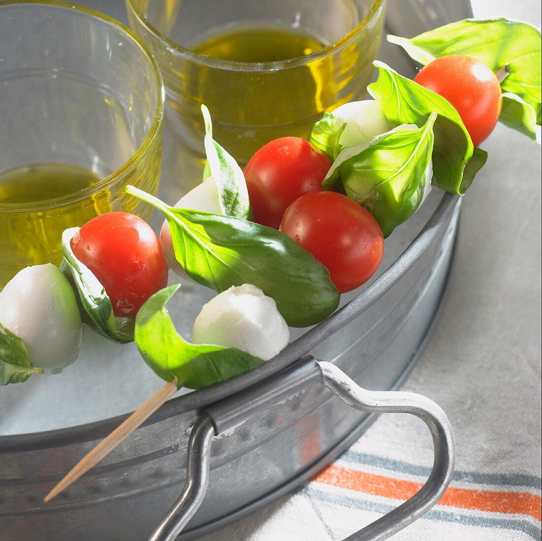 Tomaten-Mozzarella-Spiesse mit Basilikum