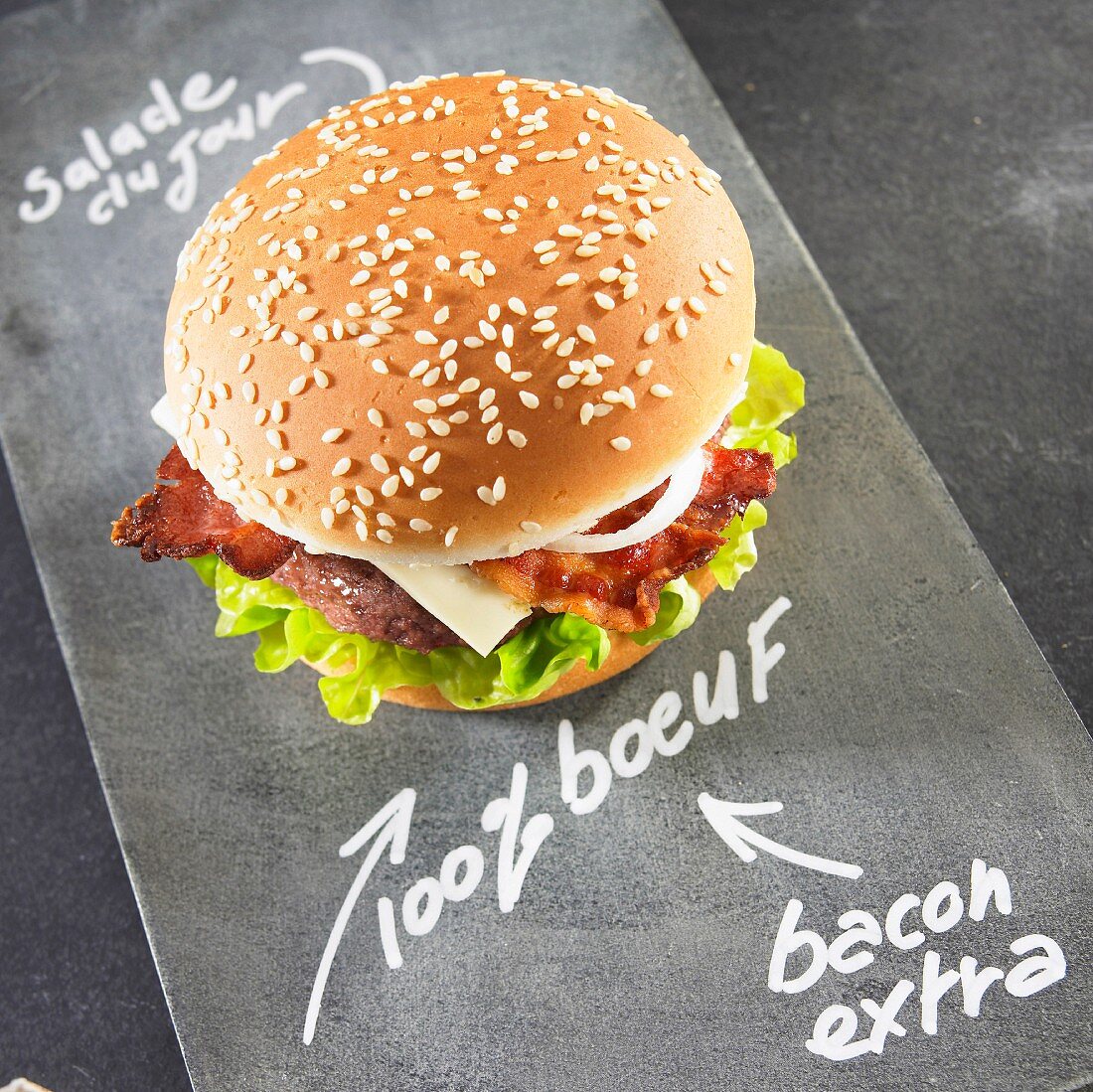 Rindfleischburger mit knusprigem Speck