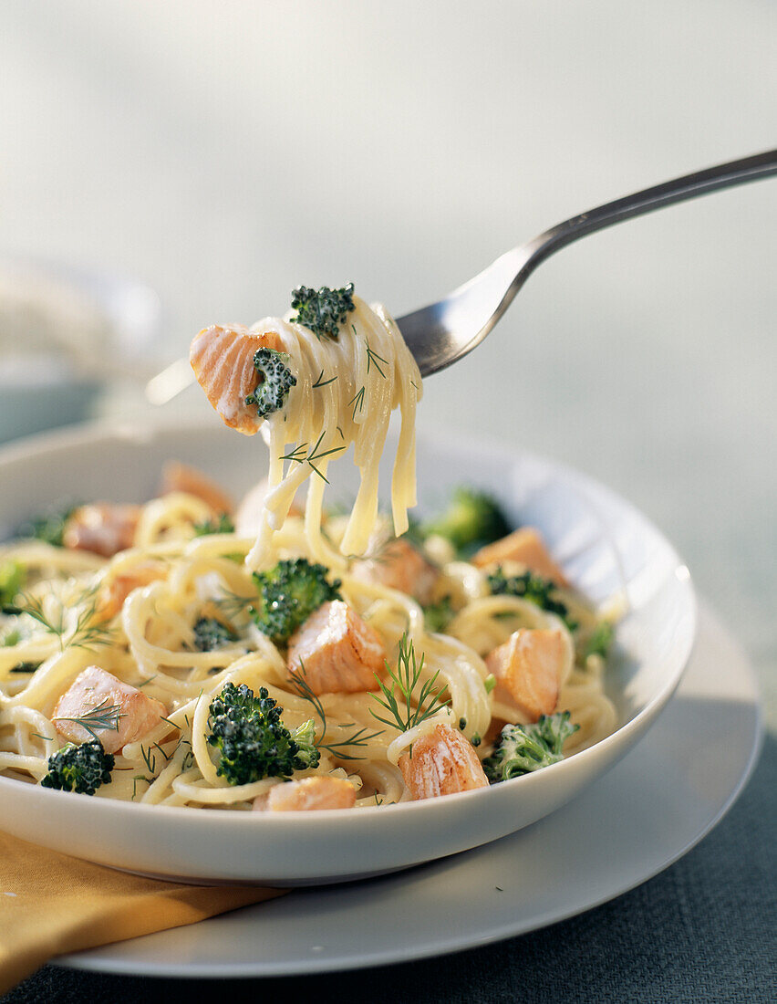 Spaghetti mit Lachs und Brokkoli