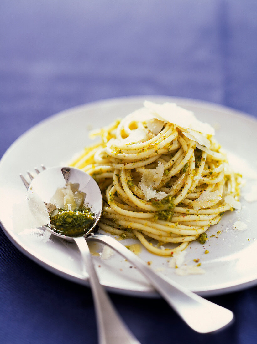 Spaghettis with pistachio pesto