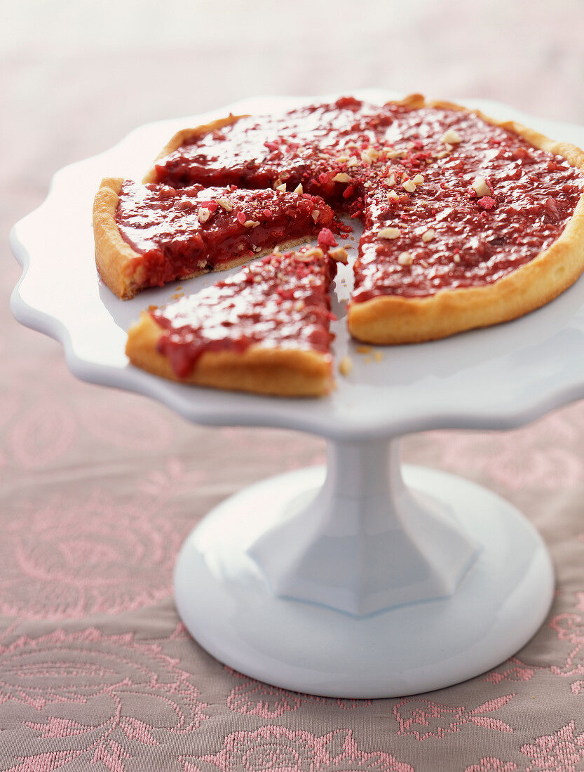 Tarte aux pralines roses (Tarte mit rosa Zuckermandeln, Lyon) auf Tortenständer