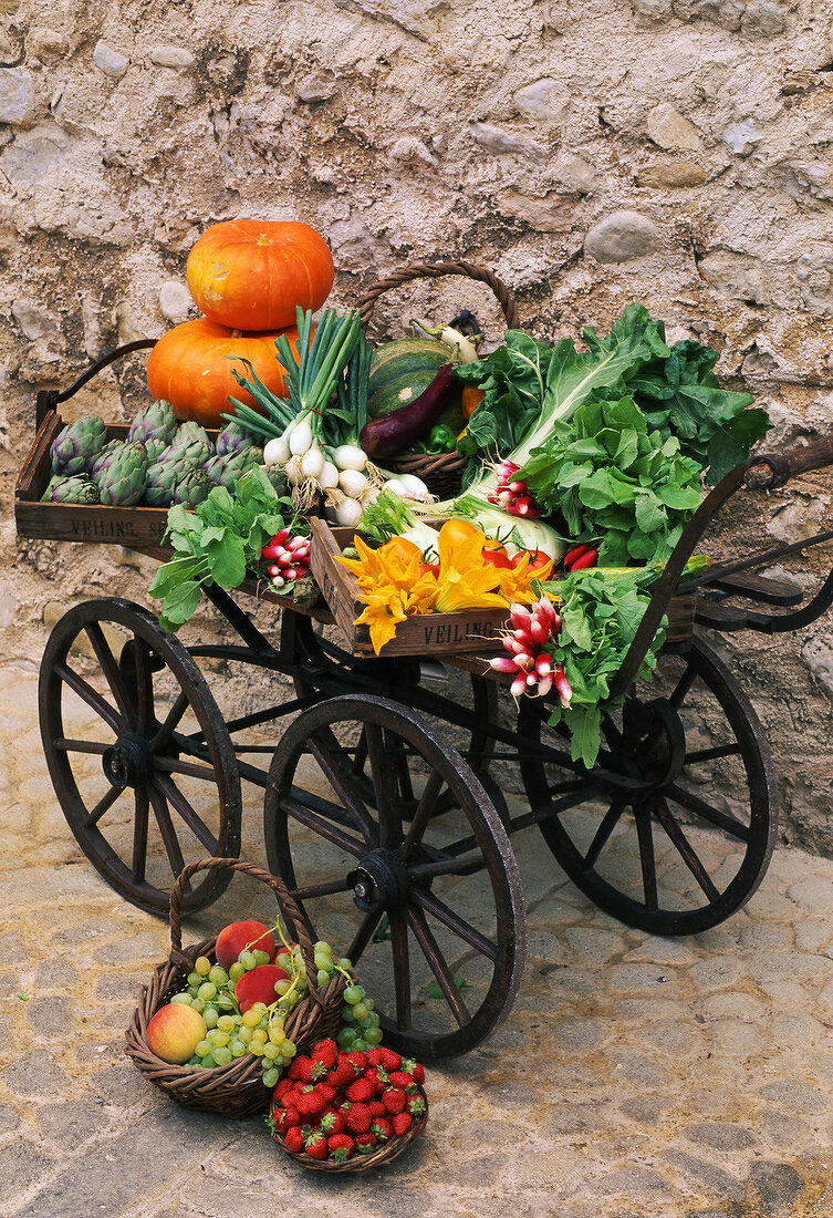 Obst und Gemüse auf altem Waagen
