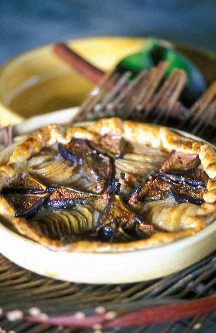 Pear and fig tart in a dish