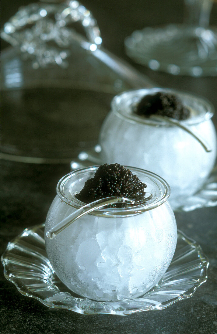 Kaviar in Glasbechern mit Eis