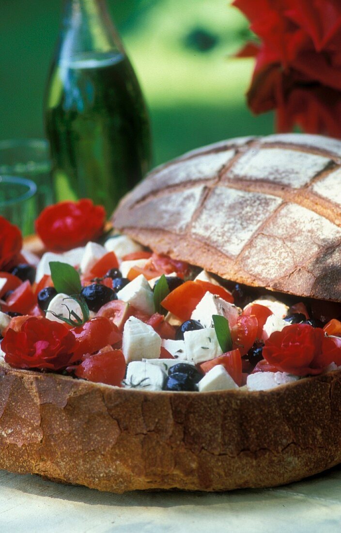 Gefülltes Brot provenzalische Art mit Tomaten, Feta und schwarzen Oliven