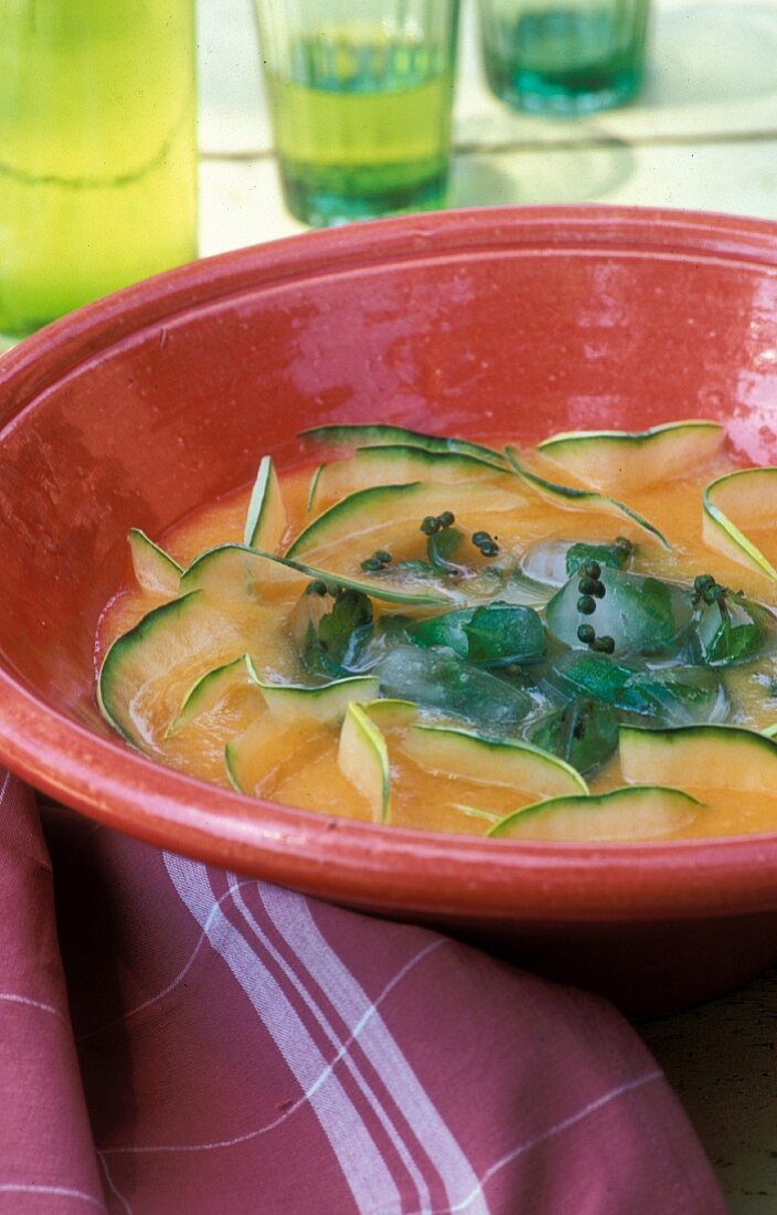 Kalte Melonensuppe provenzalische Art mit Basilikum