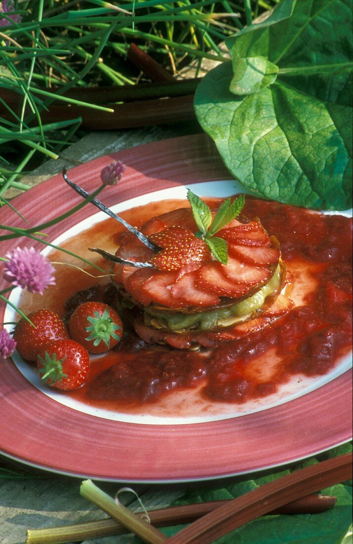 Erdbeertörtchen mit Rhabarber und Pfefferminze