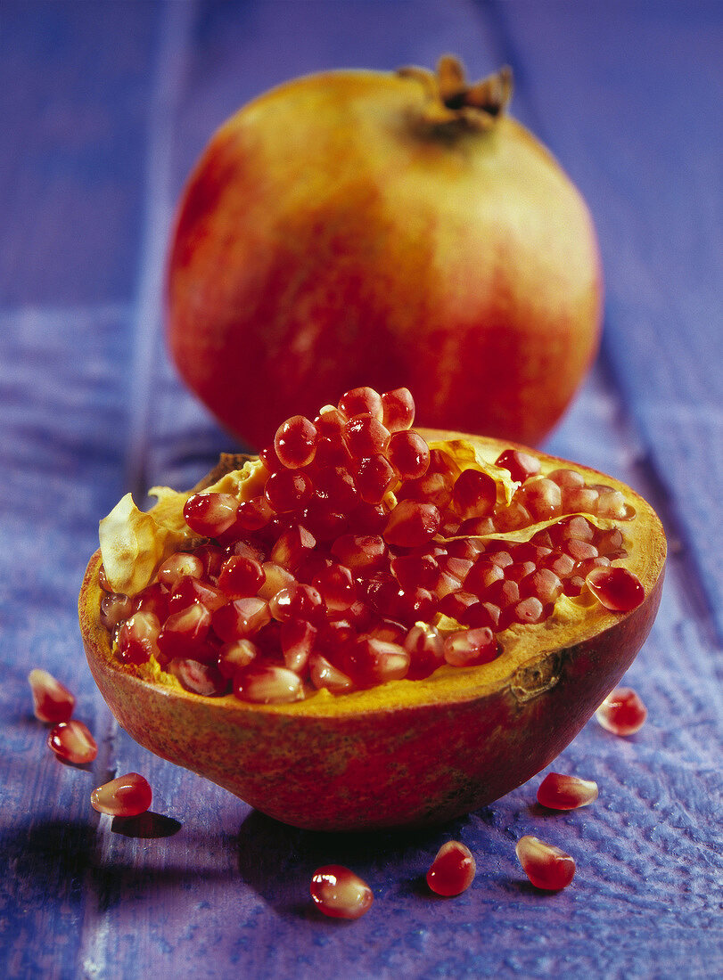 Halber Granatapfel auf blauem Untergrund