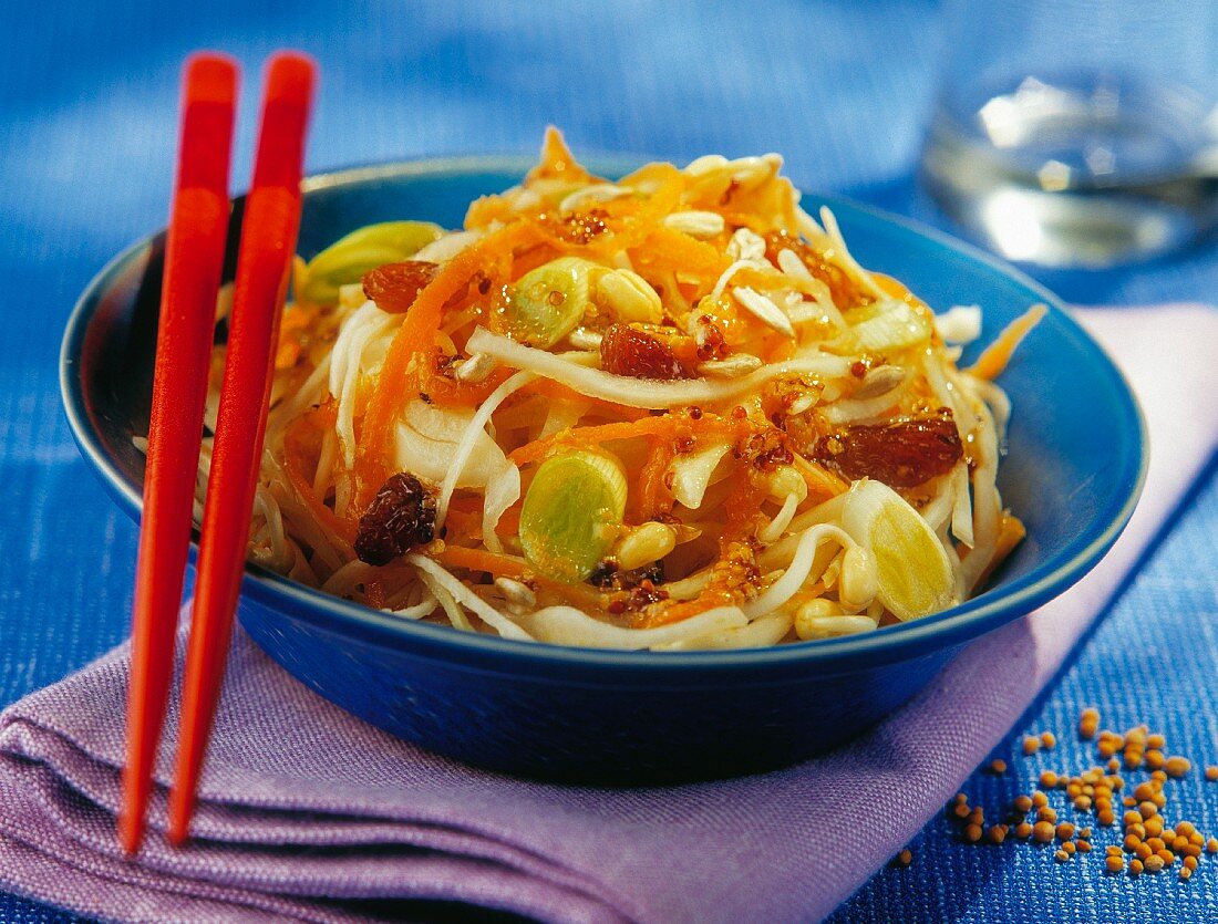 Kohlsalat mit Senfkörnern und Trockenfrüchten