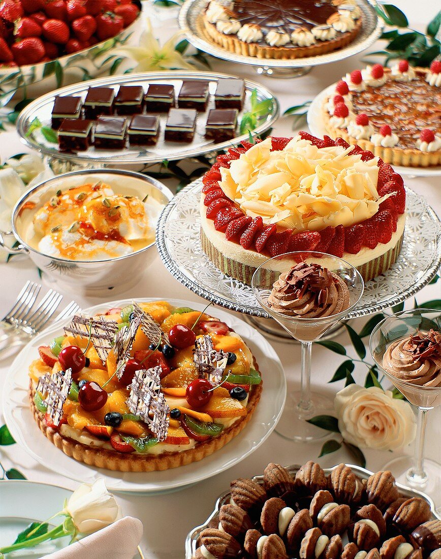 Buffet mit verschiedenen Desserts, Kuchen & Torten