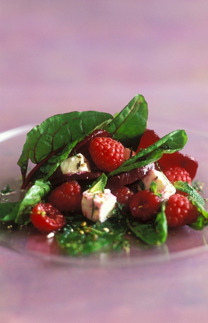 Salat mit Rote-Bete-Blättern, Feta und Himbeeren