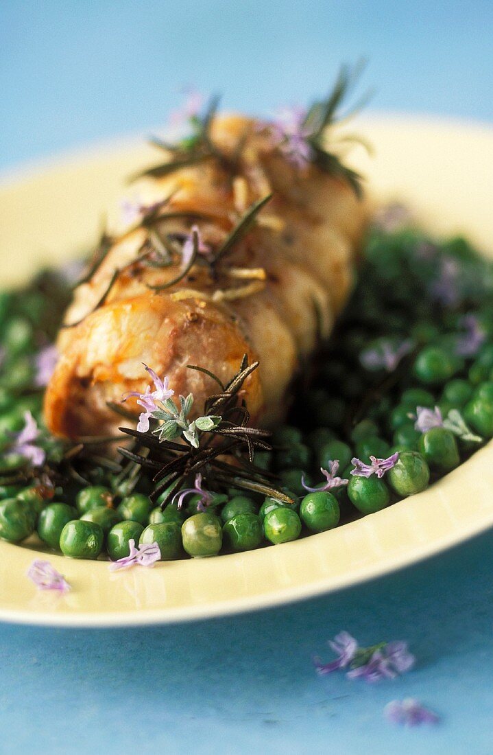 Kaninchenroulade mit Rosmarin auf Erbsengemüse