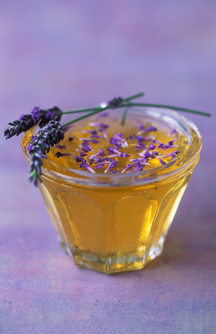 Schälchen mit Lavendelhonig und Lavendelblüten