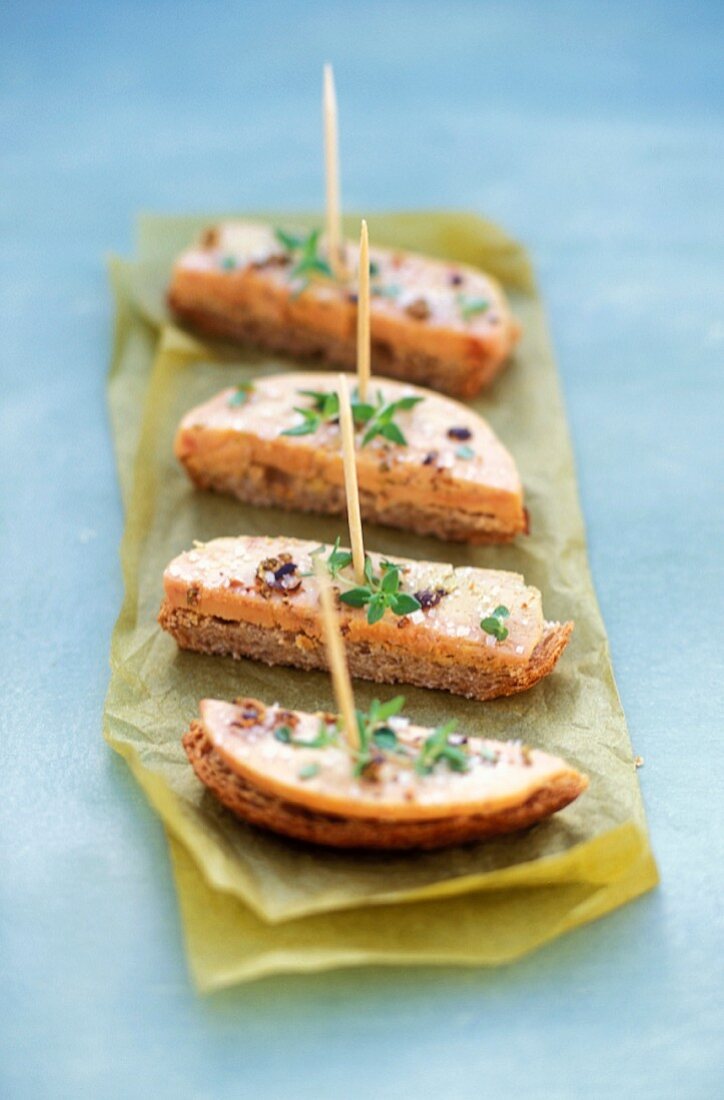 Belegte Brötchen mit Foie Gras und Thymian