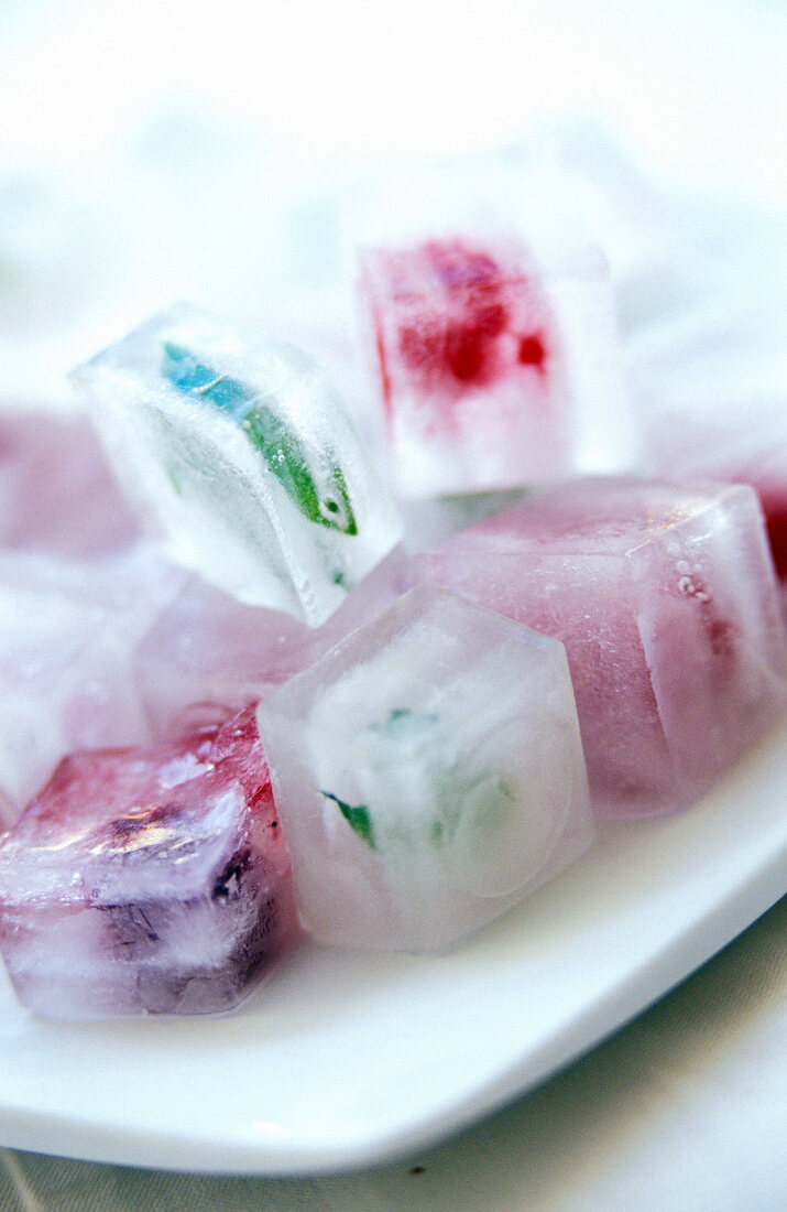 Eiswürfel mit Beeren und Minze