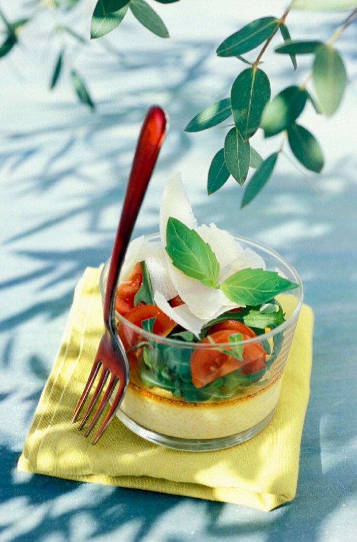 Clafoutis mit Rucola, Tomaten und Parmesan, im Glas serviert