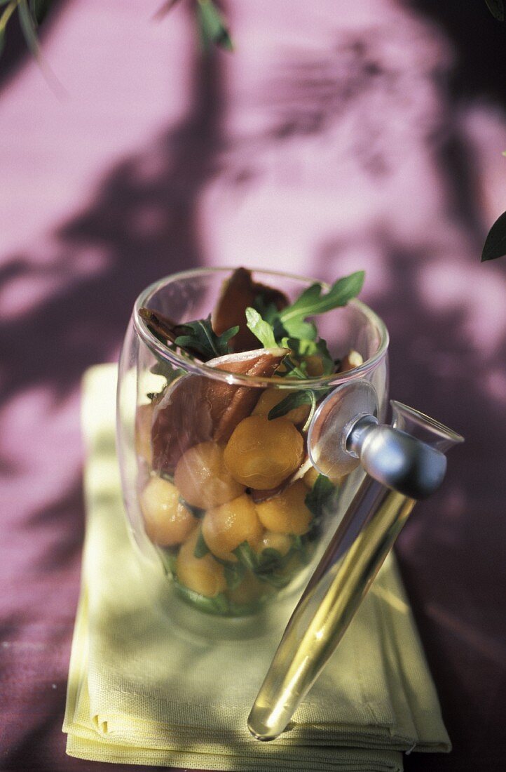 Melonenbällchen mit geräucherter Entenbrust, im Glas serviert