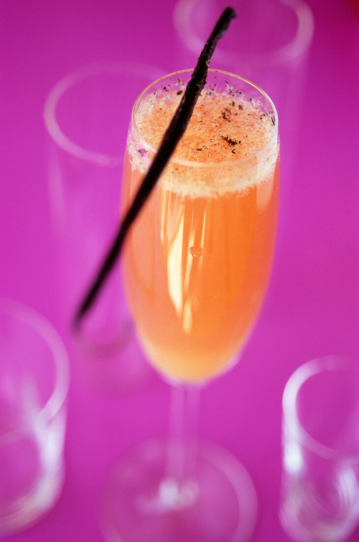 Champagnercocktail mit Orange und Vanille