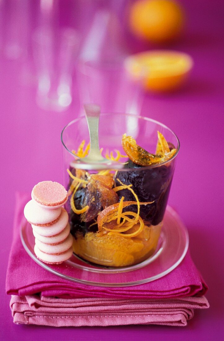 Eisbecher mit Schokoladeneis, Orangenspalten und kandierten Orangenschalen