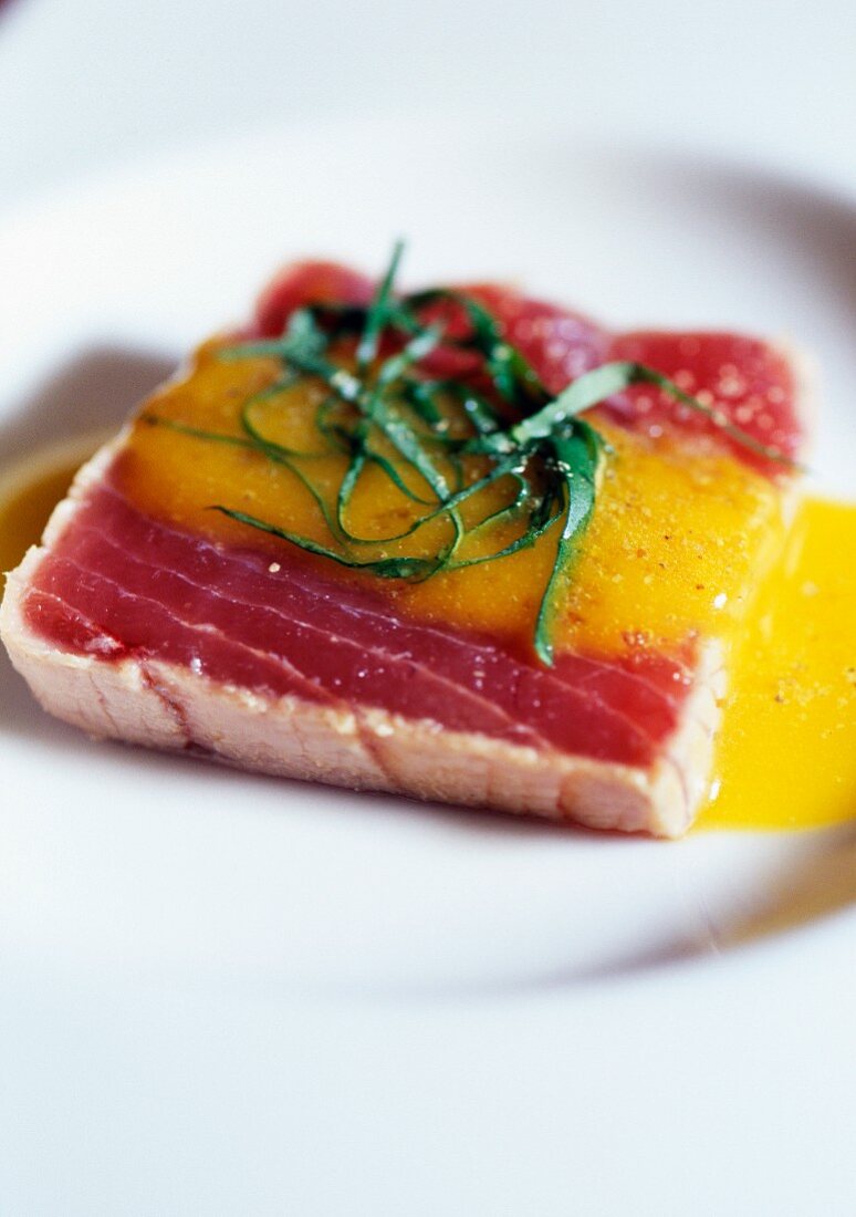 Thunfisch-Tataki mit Mangosauce