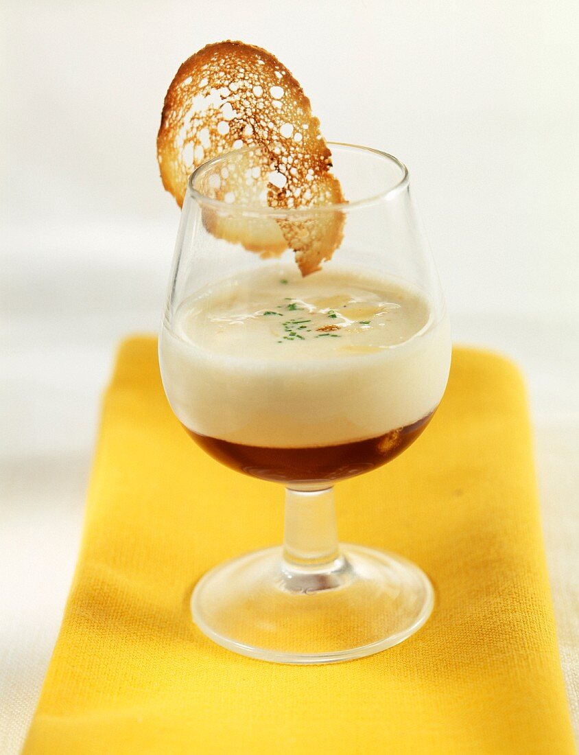 weiße Knoblauchcreme mit Malaga-Gelee, im Glas serviert