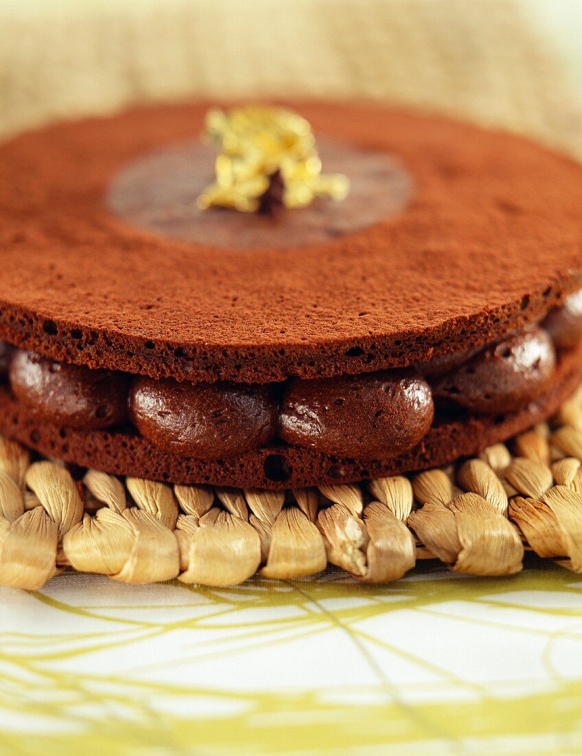 Weicher Schokoladenkuchen mit Goldblatt