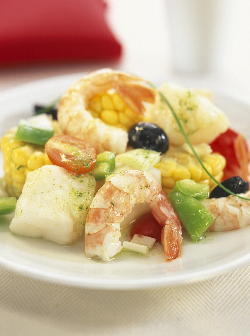 Fischsalat mit Garnelen und Gemüse