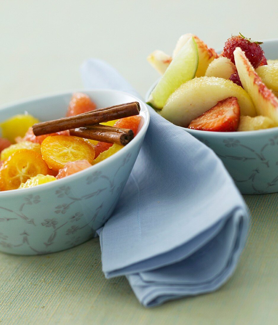 Zitrusfruchtsalat und Pfirsich-Erdbeer-Kompott
