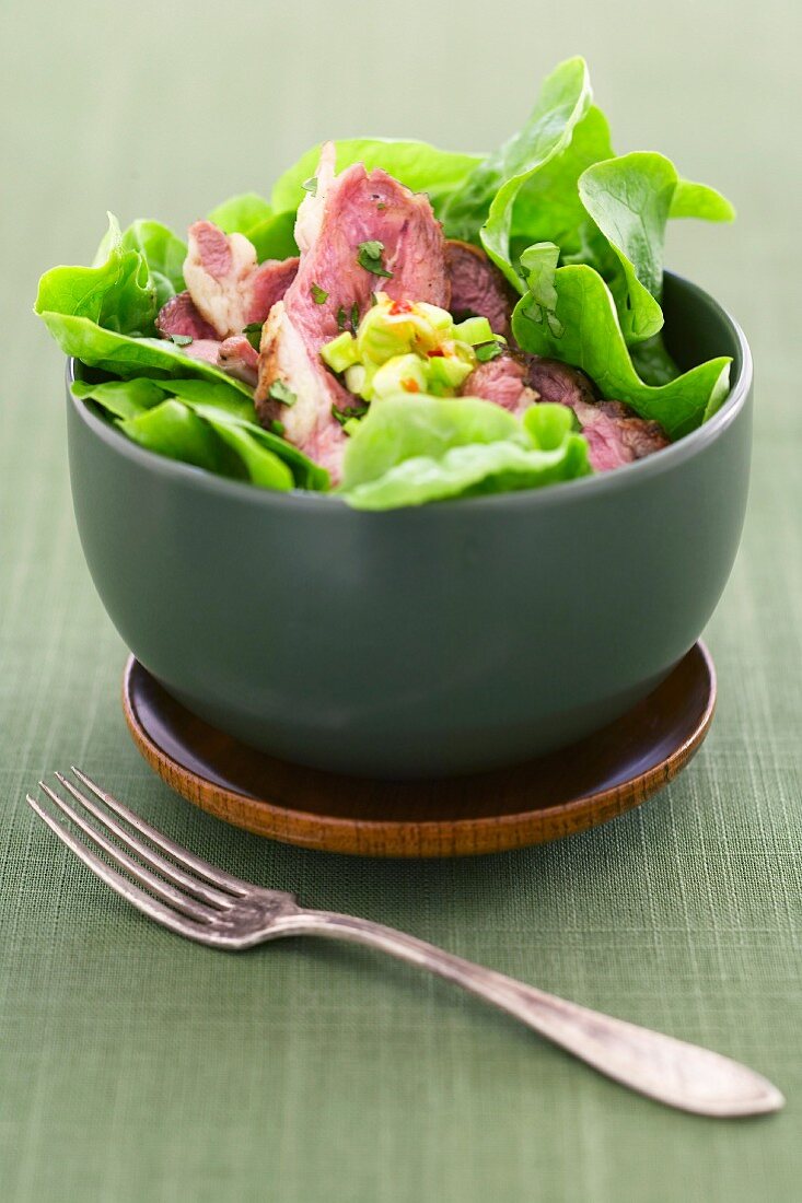 Salat mit Lammfleisch und Koriander