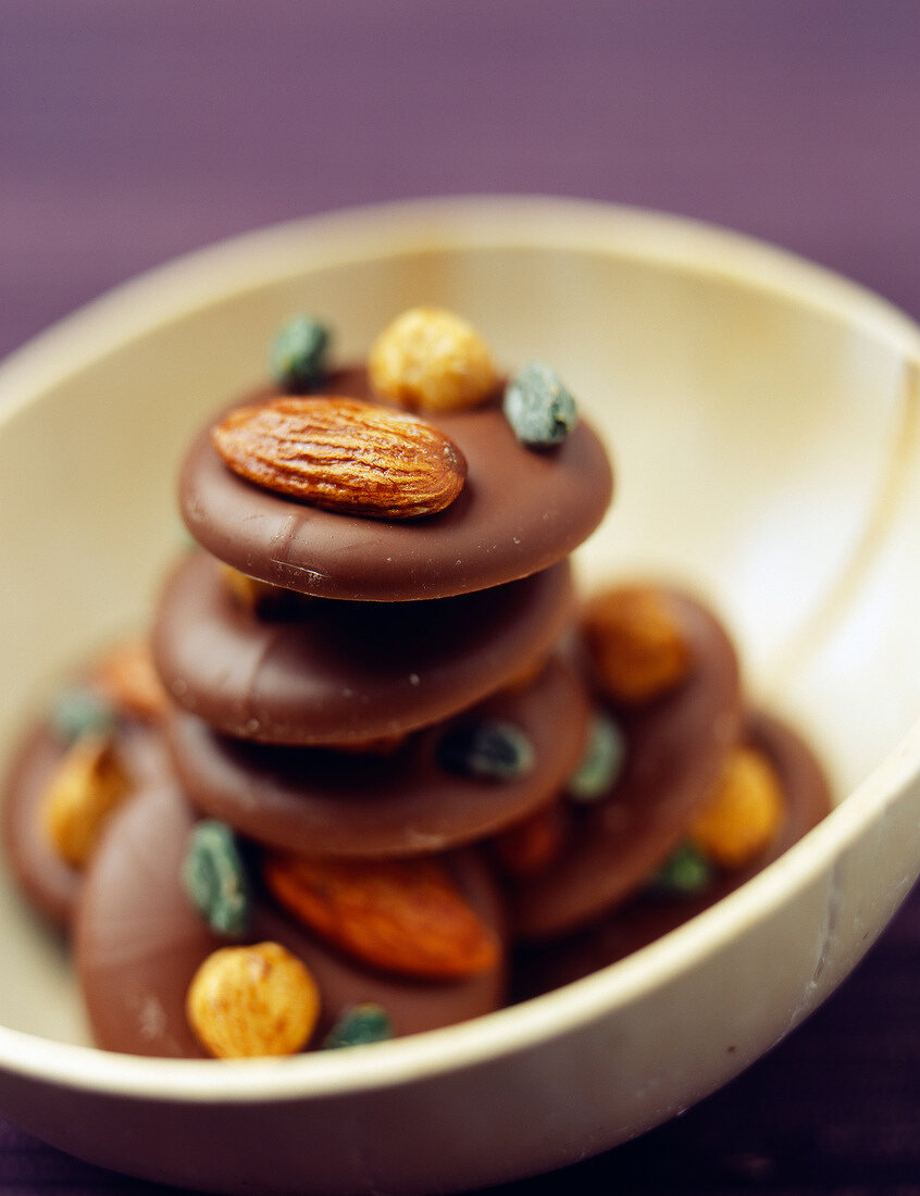 Schokoladentaler mit Nüssen in Schale