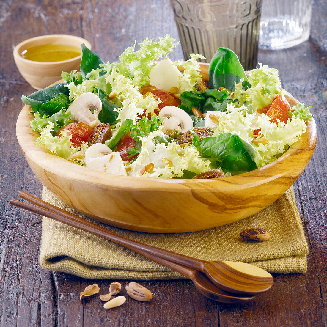 Blattsalat mit Champignons und Trockenfrüchten