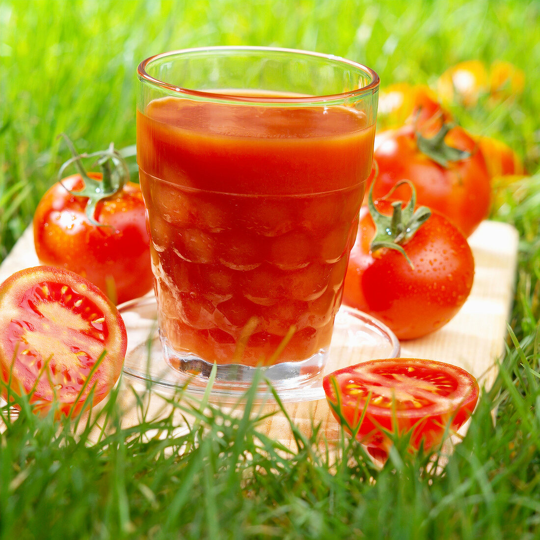 Ein Glas Tomatensaft in der Wiese