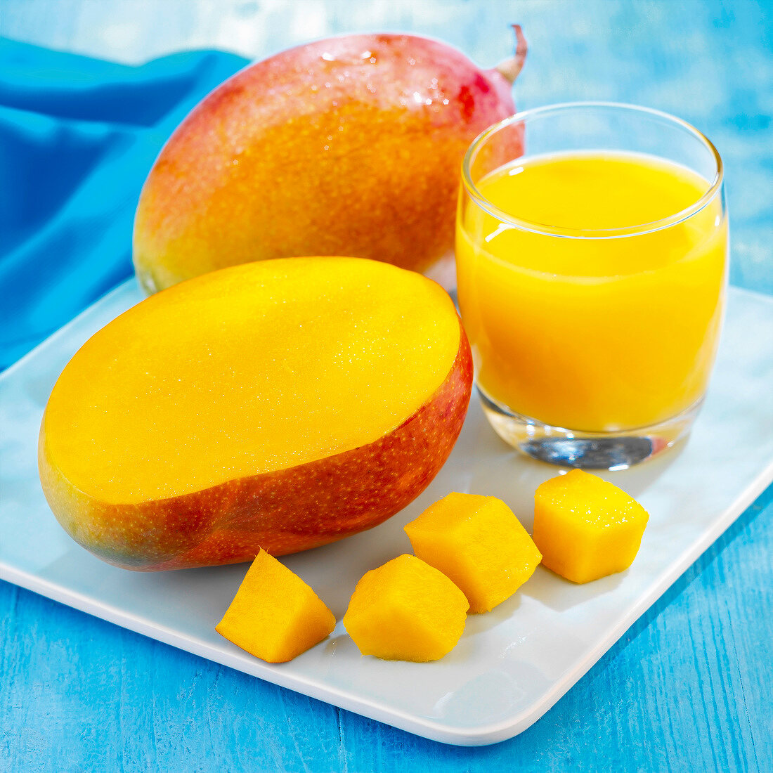 Frische Mango, Mangowürfel und Mangosaft