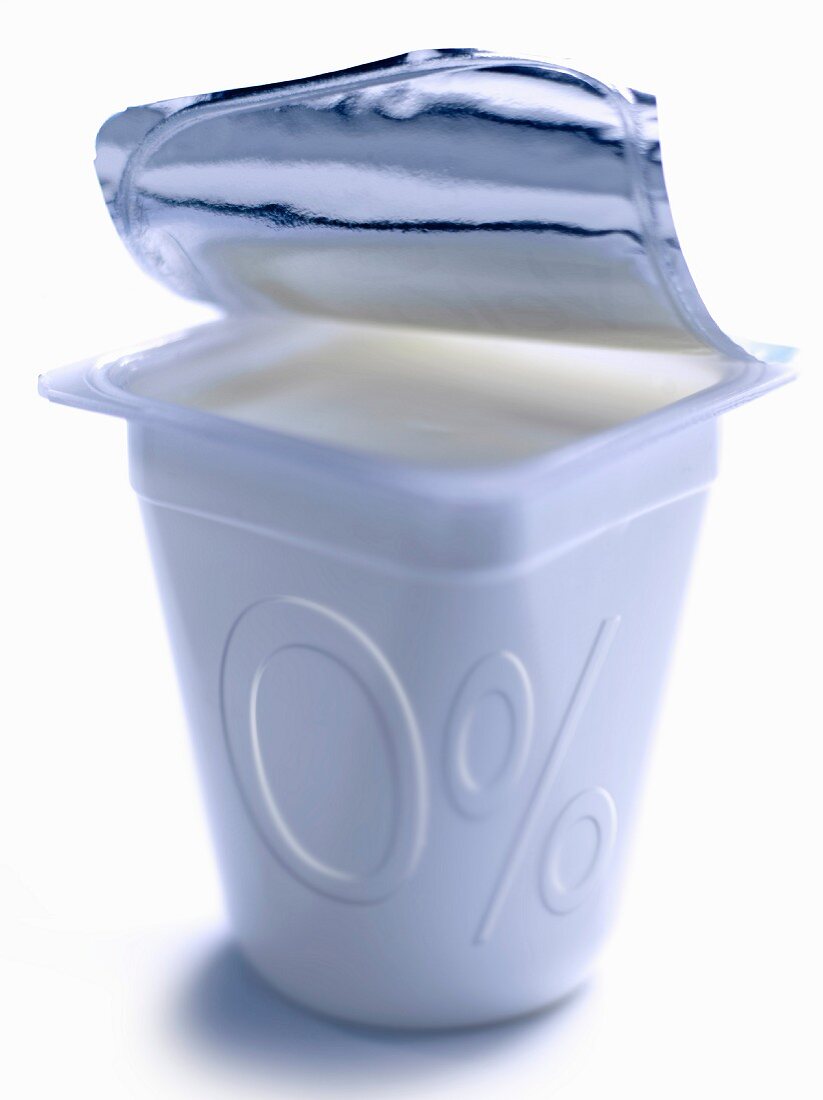 Ein geöffneter Becher Joghurt mit 0% Fett