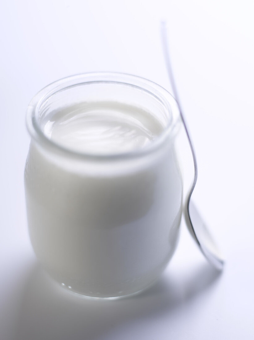 Glas Naturjoghurt mit Löffel