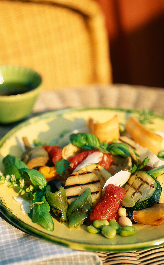 Salat mit gegrilltem Gemüse und Mozzarella