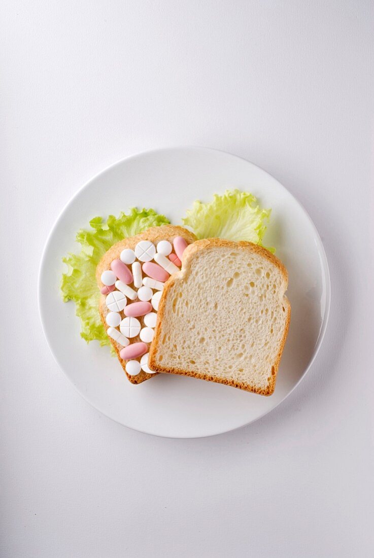Sandwich mit Tabletten auf Teller
