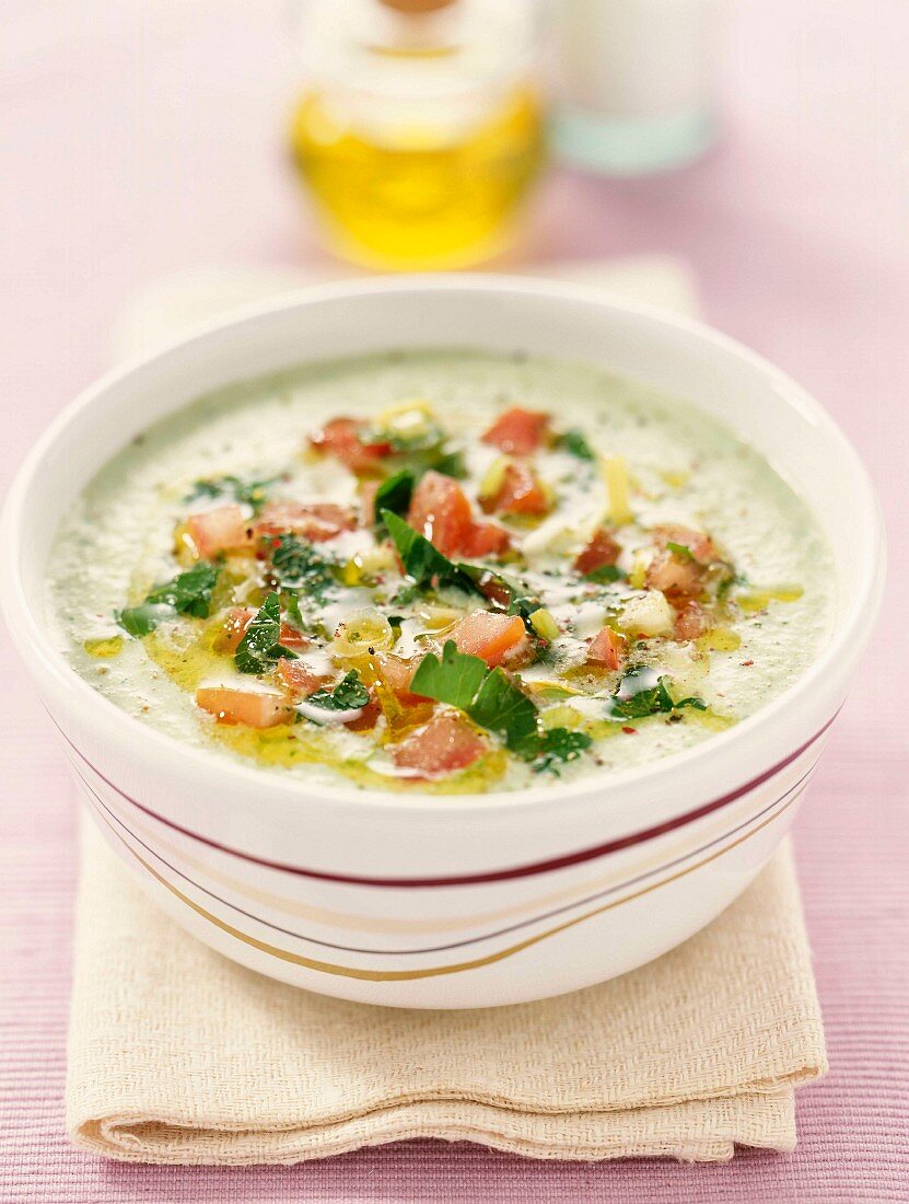 Avocado-Limetten-Suppe mit grüner Chili-Salsa