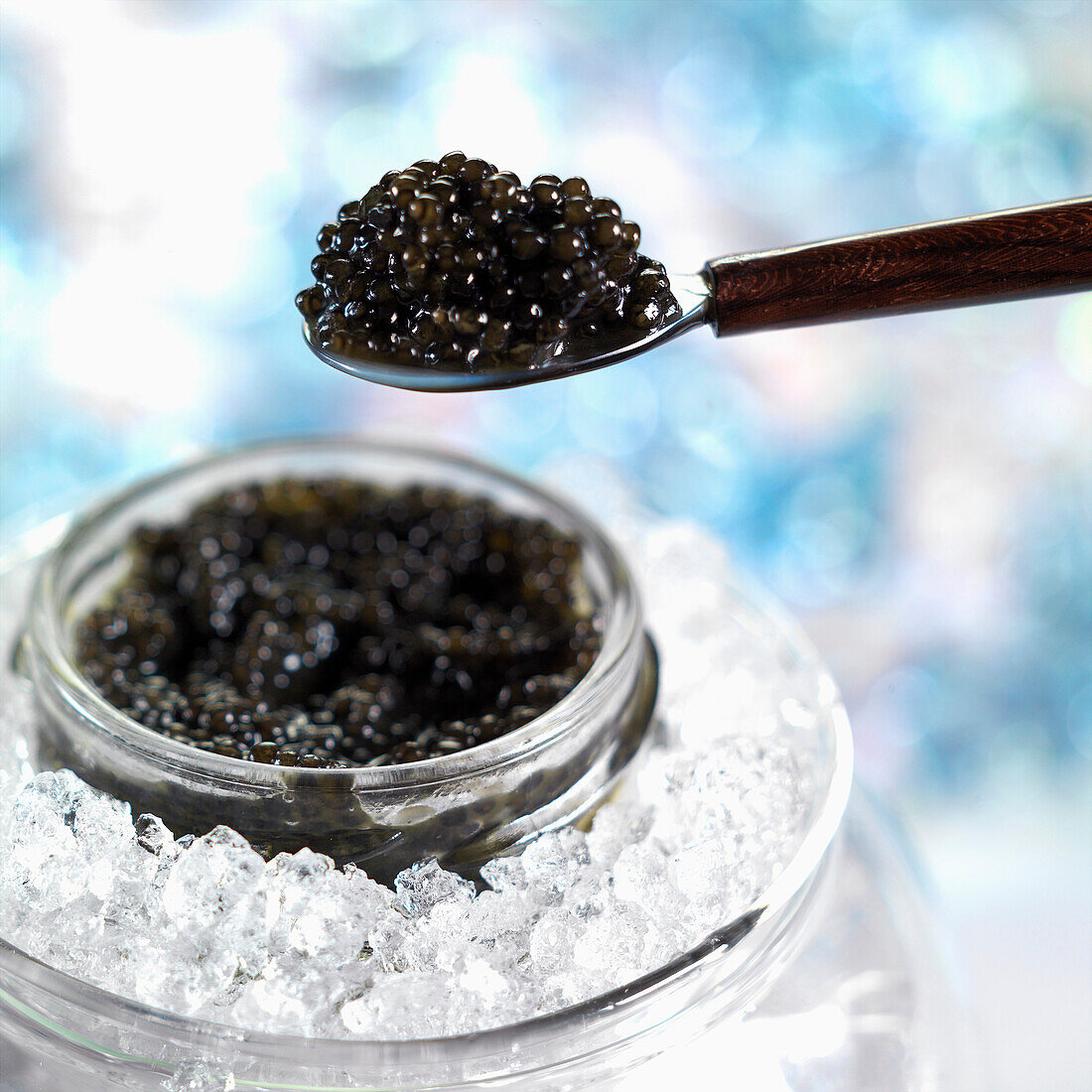 Kaviar auf Eis mit einem Löffel