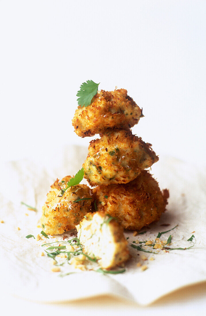 Frittierte Hähnchenfleischbällchen mit Kokos und Koriander