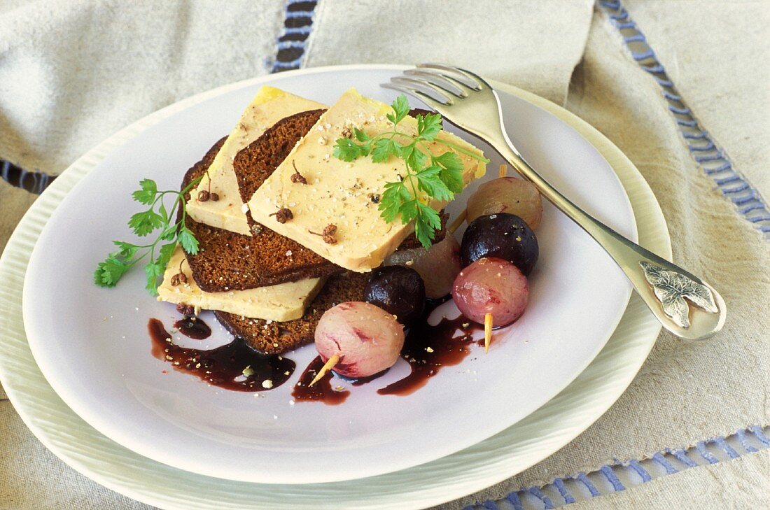 Lebkuchen-Millefeuille mit Gänseleber und Trauben