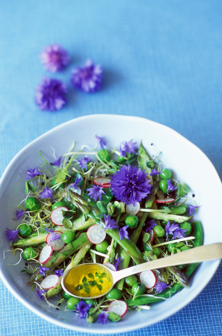 Spargelsalat mit Erbsen, Radieschen und Schnittlauchblüten