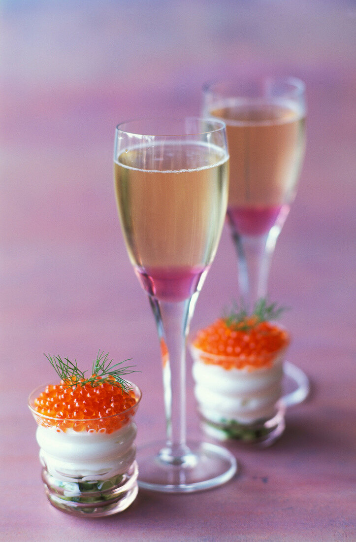 Litschi-Champagner und Forellenkaviar auf Gurkencreme