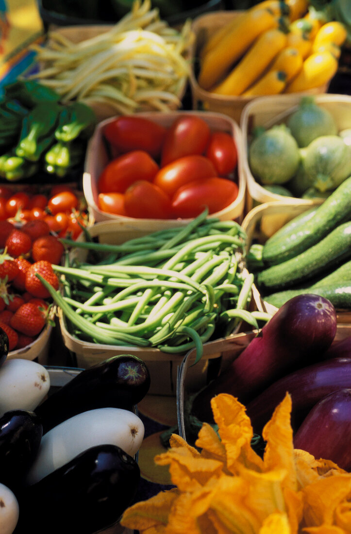 Gemüse aus der Provence in Körben auf dem Markt