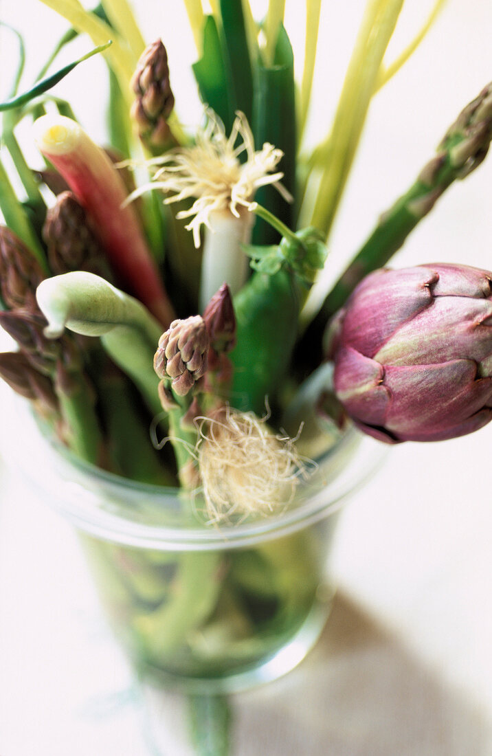 Spargel, Bohnen, Lauchzwiebeln und Artischocken in einem Glas